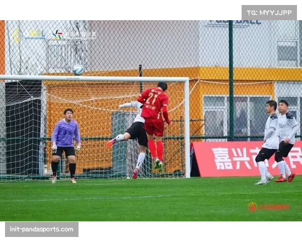雨中激战,马赛与里昂球员球衣早已湿透紧贴身体 雨中激战,马赛与里昂球员球衣早已湿透紧贴身体