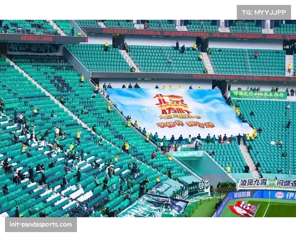 球迷看台巨型TIFO致敬俱乐部成立百年，场面震撼